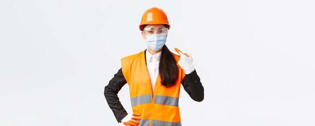 Протокол безопасности Covid при строительстве предприятия и предотвращении вирусной концепции уверенная азиатская женщина