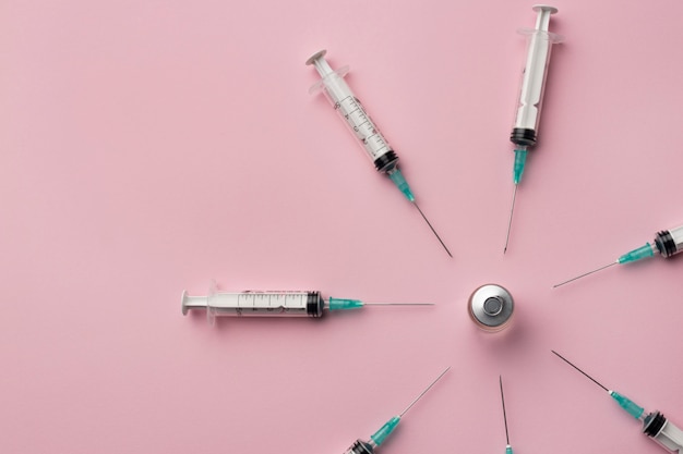 Бесплатное фото Ковид натюрморт с вакциной