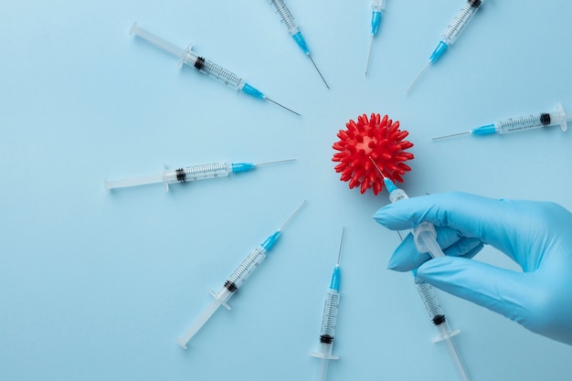 Бесплатное фото Ковид натюрморт с вакциной