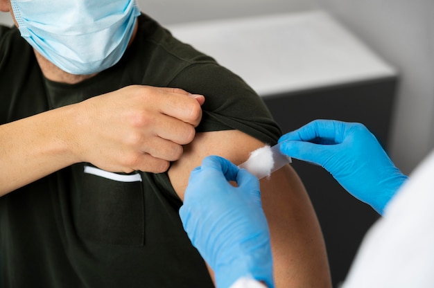 무료 사진 질병과 싸우는 코로나 백신