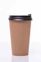 無料写真 白で隔離される縮れた紙茶色のコーヒーカップ