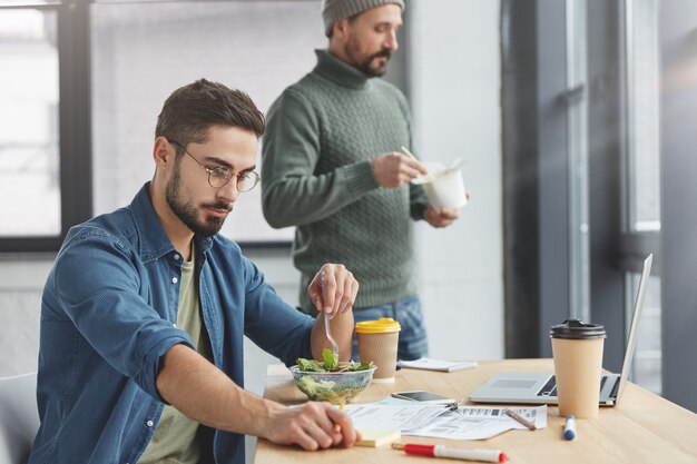 同僚がオフィスで昼食をとる