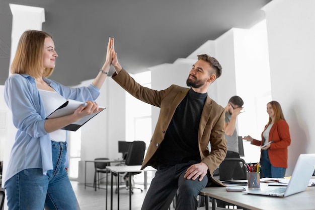 Colleghi che hanno una riunione di lavoro in ufficio