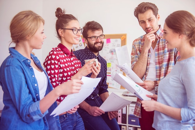 Colleghi che lavorano in ufficio in un'atmosfera rilassata