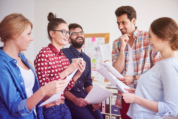 Foto gratuita colleghi che lavorano in ufficio in un'atmosfera rilassata