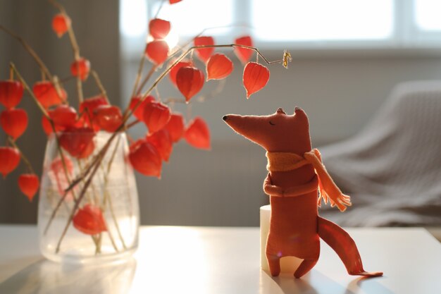 Уютная осенняя композиция с забавной игрушкой ручной работы лиса осень украшение для дома