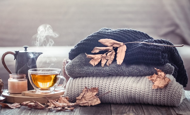 Бесплатное фото Уютный осенний натюрморт с чашкой чая