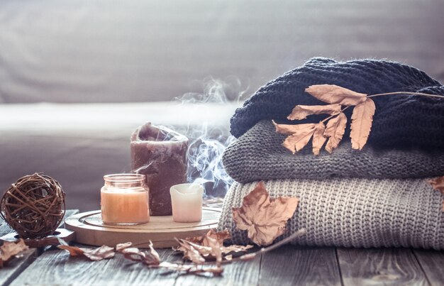 Уютный осенний натюрморт со свечами и свитером