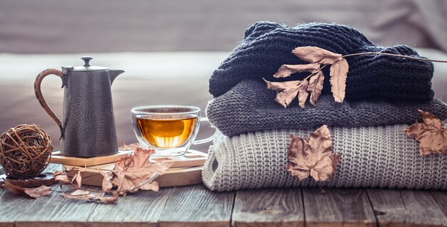 お茶を飲んで居心地の良い秋の静物