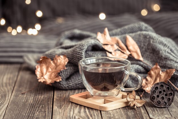 一杯のお茶で居心地の良い秋の静物。