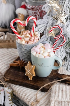 Уютная новогодняя композиция с чашкой и печеньем. горячий шоколад с зефиром.