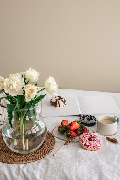 Уютная композиция с букетом тюльпанов и чашечкой кофе