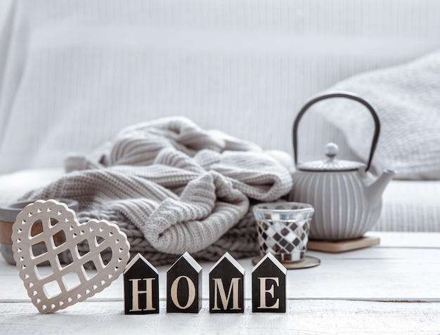 주전자, 니트 아이템 및 스칸디나비아 장식 디테일이있는 아늑한 가정 구성. 가정의 편안함과 현대적인 스타일의 개념.