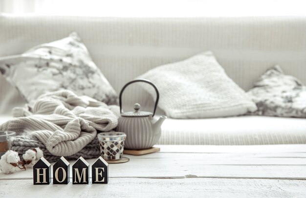 (Quelle:https://www.freepik.com/free-photo/cozy-home-composition-with-teapot-knitted-items-scandinavian-decor-details_13333832.htm#query=accessories%20for%20home&position=3&from_view=search&track=ais&uuid=83fc942a-c51a-4af1-8ed7-b72880449322)