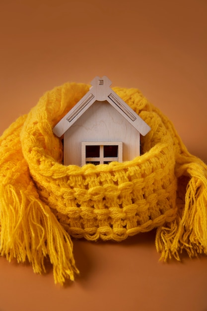 Concetto di casa accogliente con casa giocattolo in legno