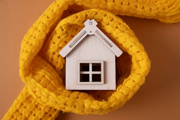 Concetto di casa accogliente con casa giocattolo in legno