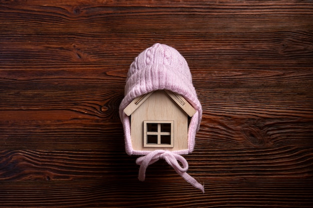 Концепция уютного дома с деревянным игрушечным домиком