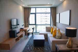Бесплатное фото Уютный интерьер гостиной с панорамным окном.