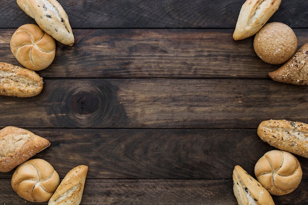 Foto gratuita accogliente set di pagnotte di pane