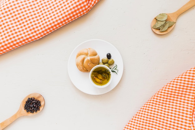 Foto gratuita set accogliente con piatto tovagliato con antipasto