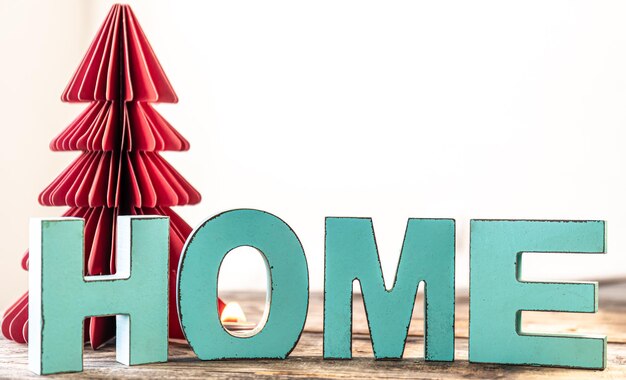 装飾的な言葉の家と紙のクリスマス ツリーと居心地の良い冬の組成