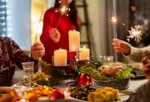 Foto gratuita scene invernali accoglienti con la famiglia