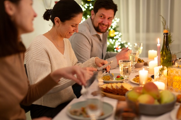 Foto gratuita scene invernali accoglienti con la famiglia