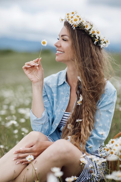 Free photo cozy woman in field of daisies