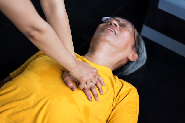 健身后腰椎酸痛,睡觉时用小枕头垫腰缓解腰部疼痛