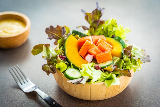 カニは肉とマヨネーズソースの新鮮野菜のサラダ