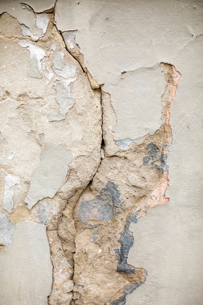 Трещины бетонная стена