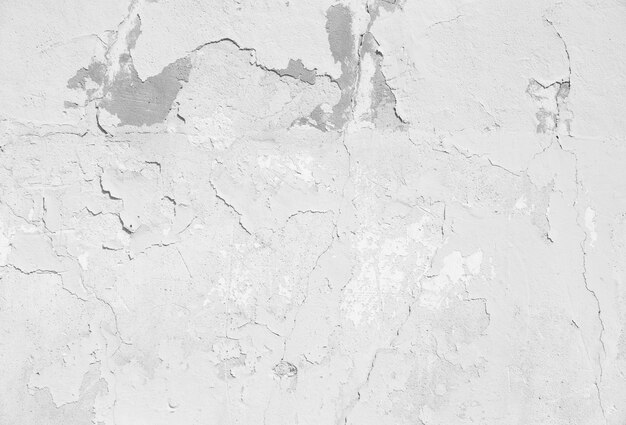 Трещины чешуйчатого бледной стены