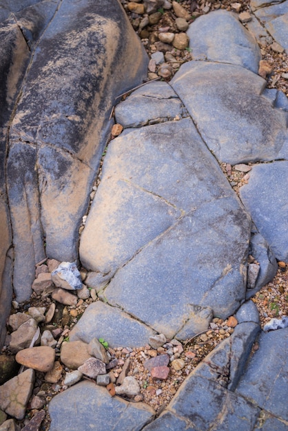 Rocce incrinato con il suolo