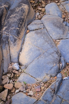 土壌​と​ひび​の​入った​岩