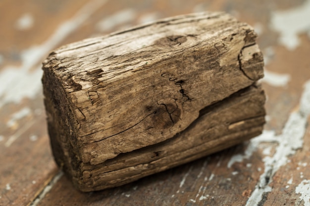 Бесплатное фото Треснувший деревянный кирпич