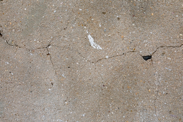 Трещины на цементной поверхности с пятнами