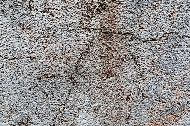Трещины в шероховатой бетонной поверхности