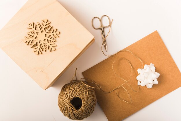 弓、箱、はさみ、装飾雪片、ひねりの近くの工芸用紙