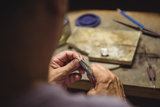 무료 사진 펜치를 사용하는 craftswoman