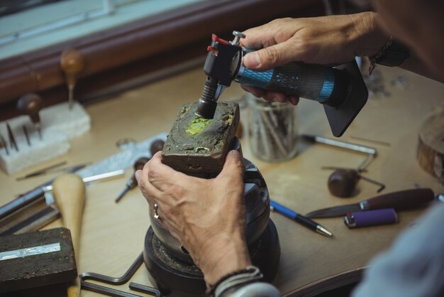 Free photo craftswoman working in workshop