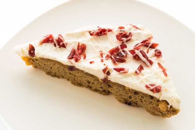 크랜베리 파이 또는 하얀 접시에 케이크