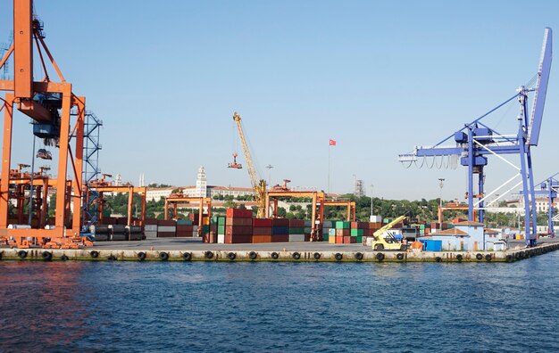 Кран для подъема морских контейнеров в морском порту