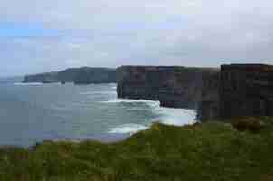 Free photo crashing waves from galway bay onto the cliffs of moher located in ireland