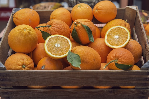 Foto gratuita cassa piena di frutta fresca di arancia