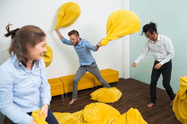 친구들과의 회의에서 미친 beanbag 싸움