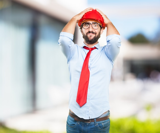 Foto gratuita uomo d'affari pazzesco un'espressione preoccupata