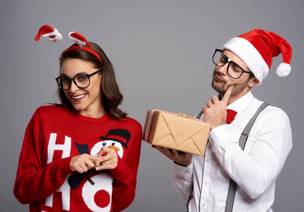 Coppia pazza con regalo di natale