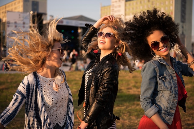 Womans pazze che ballano a un festival di musica