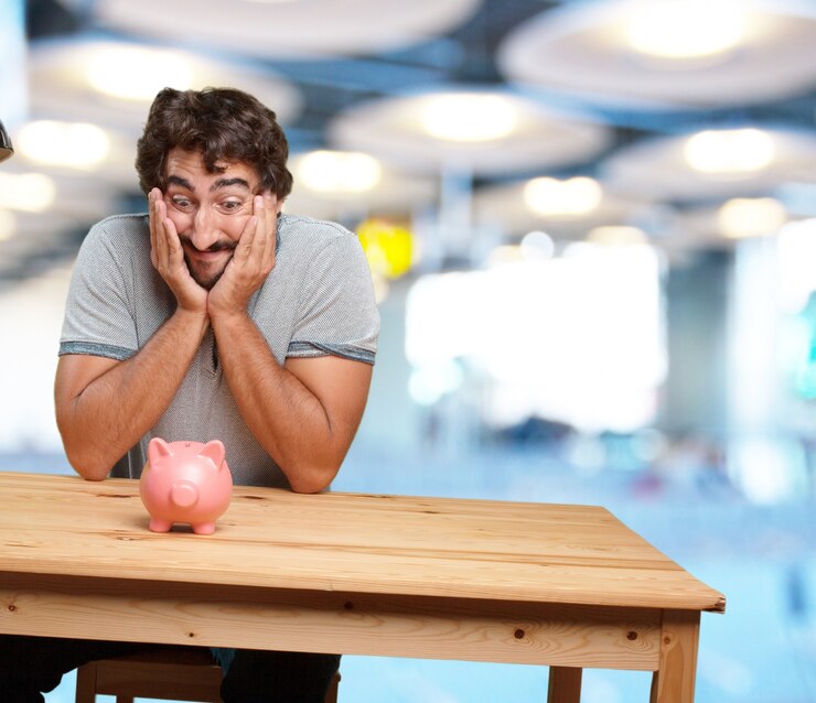 मुफ़्त फोटो crazy young man with table .happy expression