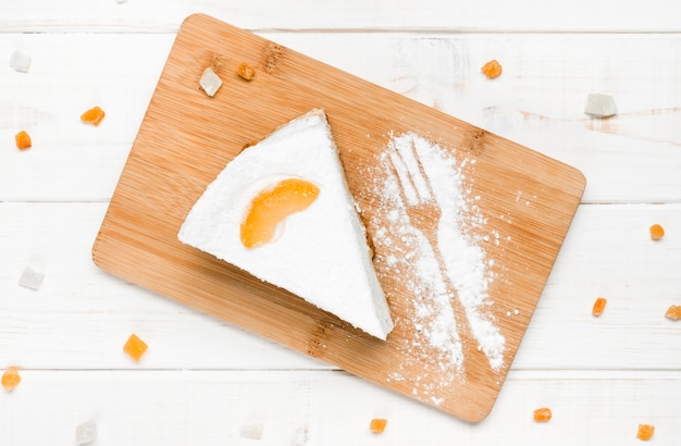 Free photo cream cake with orange slice